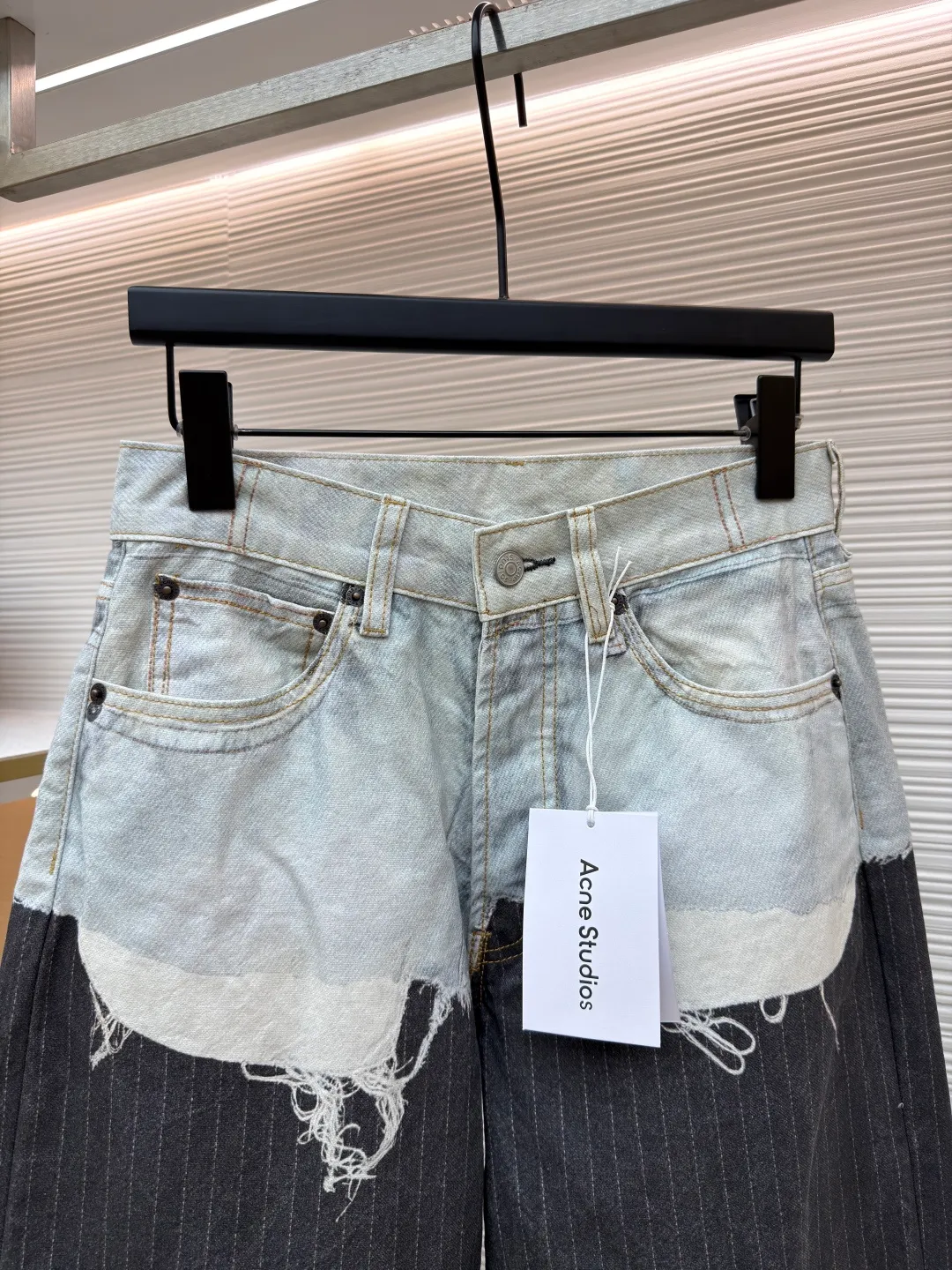 Acne Studios patchwork jeans ●Item number: 1681292-A80 ●Material: denim fabric ●Technology: splicing production ●Color: blue and black splicing ●Version: loose fit ●Weight: about 685 grams ●Size: XS-S-M-L-XL-XXL ●Description: Splicing process: Using heterogeneous fabrics, the upper part is made of distressed washed denim, which has gone through multiple washing processes (such as desizing, atomized denim, etc.) to present a retro and distressed texture, and the edges have been manually destroyed and roughened; the lower part is made of striped suit-style fabric, and the two fabrics are spliced with precise cutting pieces to form a strong visual and material contrast, which belongs to the "fabric reorganization" design language that the brand is good at. Washing process: The upper part of the denim adopts a multi-layer washing process. First, the base color is laid through desizing and fermentation, and then the aged layers are created through steps such as atomized malaysian and handmade malaysian, allowing the denim to show natural wear and fading effects, simulating the aging texture of vintage items. Cutting and sewing technology: The entire trousers are composed of multiple pieces, and the stitching at the splicing uses precision stitching technology to ensure that the fit of different fabrics is crisp and comfortable to wear. At the same time, it retains Acne Studios' consistent loose silhouette tailoring, balancing design and practicality in the craftsmanship details. The overall wiring is straight and delicate, the fabric is comfortable and soft, and the color is consistent without color difference. It can be matched with the same style to create a fashionable look and control various occasions. Customized accessories, complete with three standards, same style for men and women!